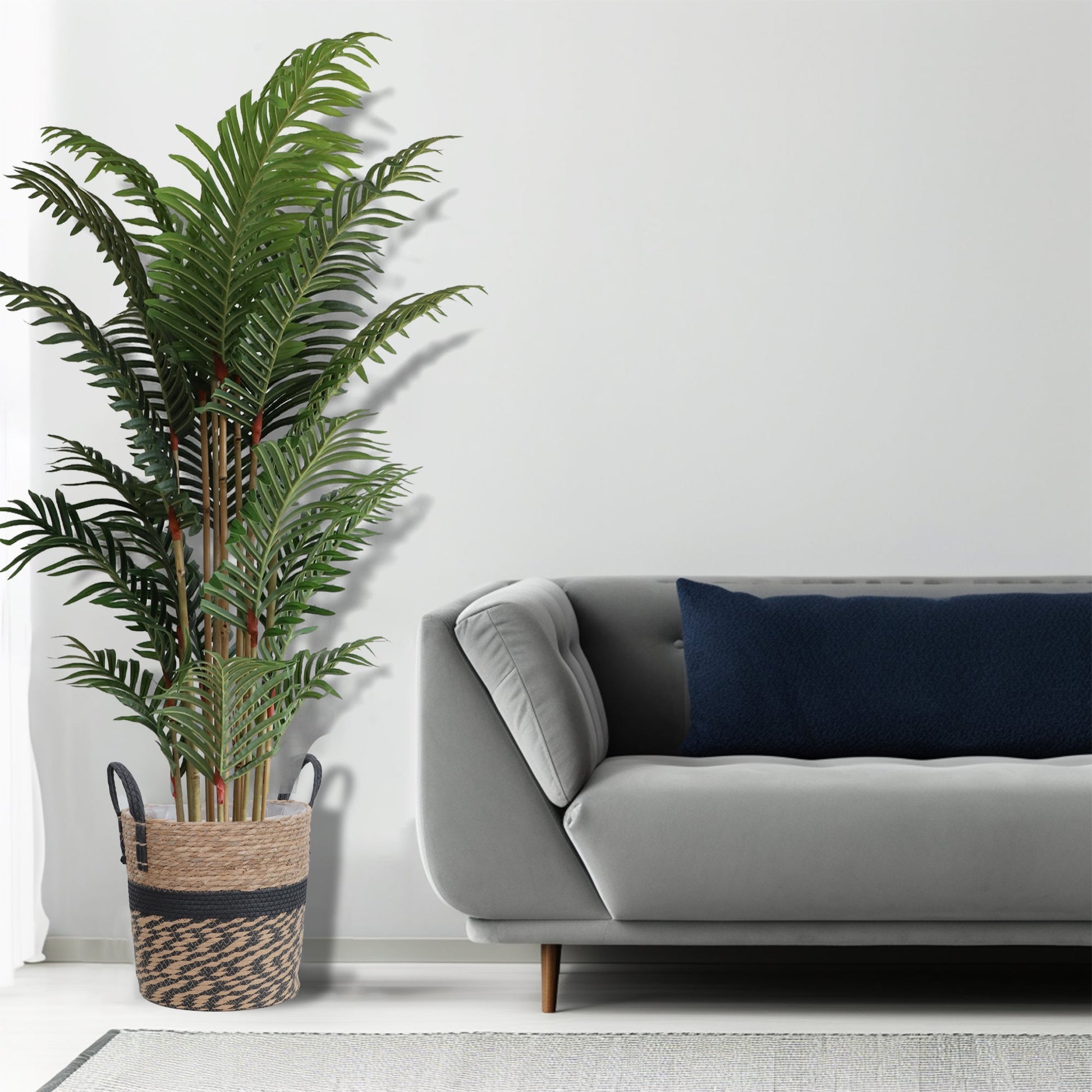 155 עץ דקל מלאכותי וכורסא אפורה