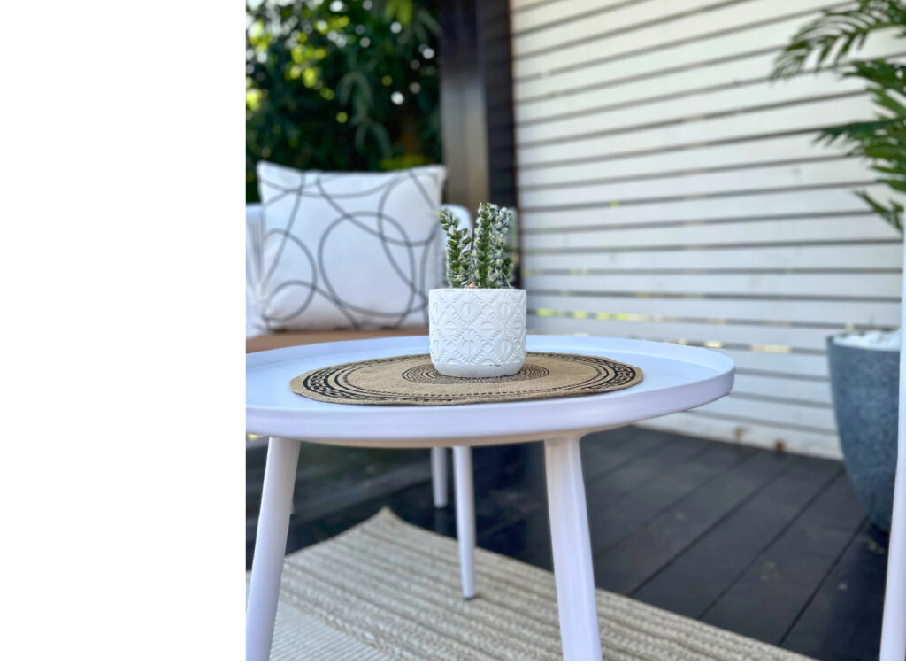 שולחן-קפה-לבן-לגינה-דגם-לנדוור